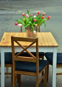 Tafel met stoel en tulpen