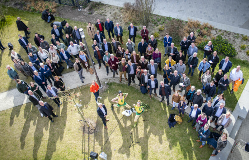 Groepsfoto Bomencharter in Kloostertuin