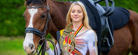 Amy is Belgisch kampioen: “Ik doe acrobatische oefeningen op een paard”