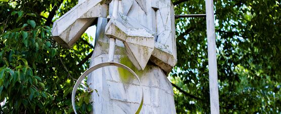 Blikvanger: standbeeld 'De IJzergieter' in Ruisbroek