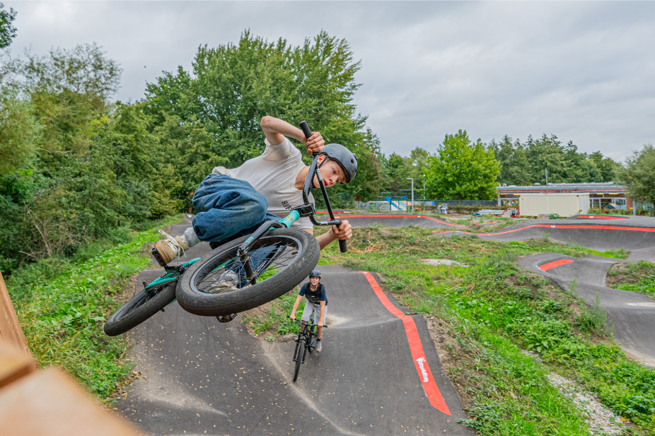 Jack Hovart op bmx op pumptrack in Puurs-Sint-Amands