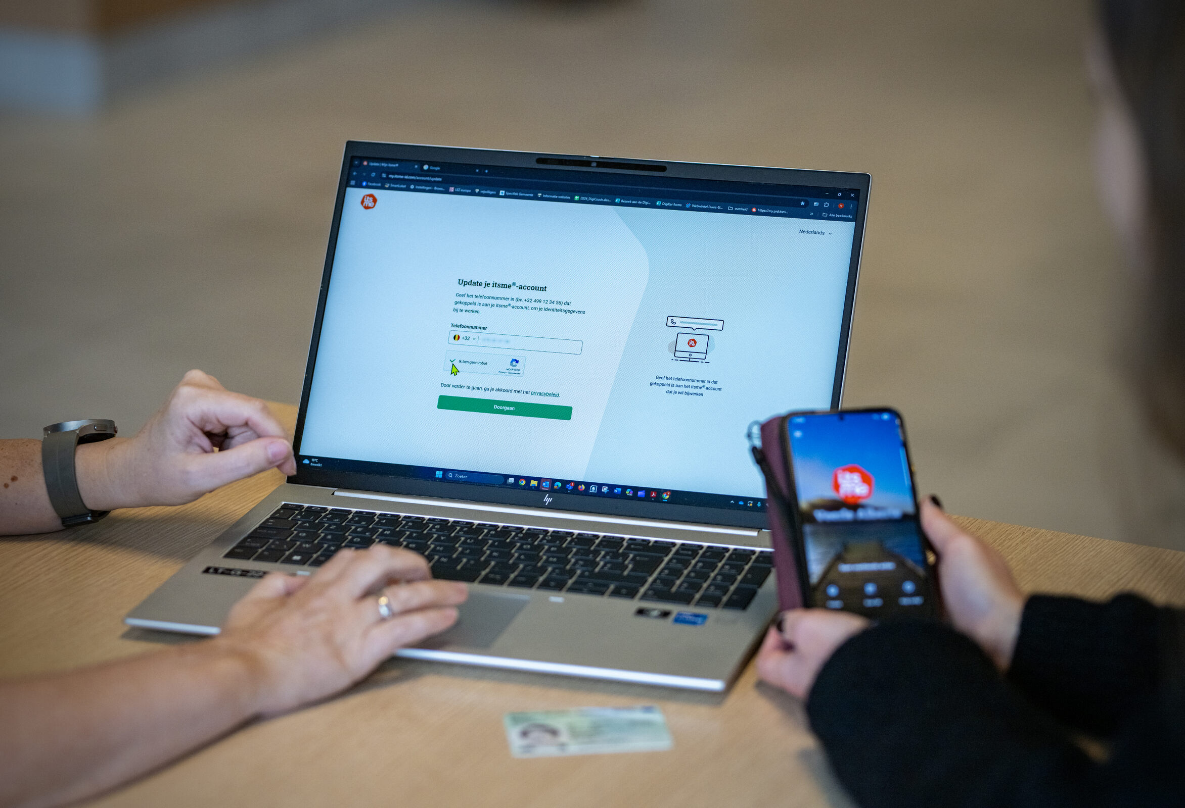 laptop en smartphone met itsme