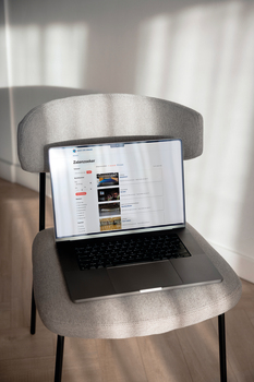 Laptop op een stoel