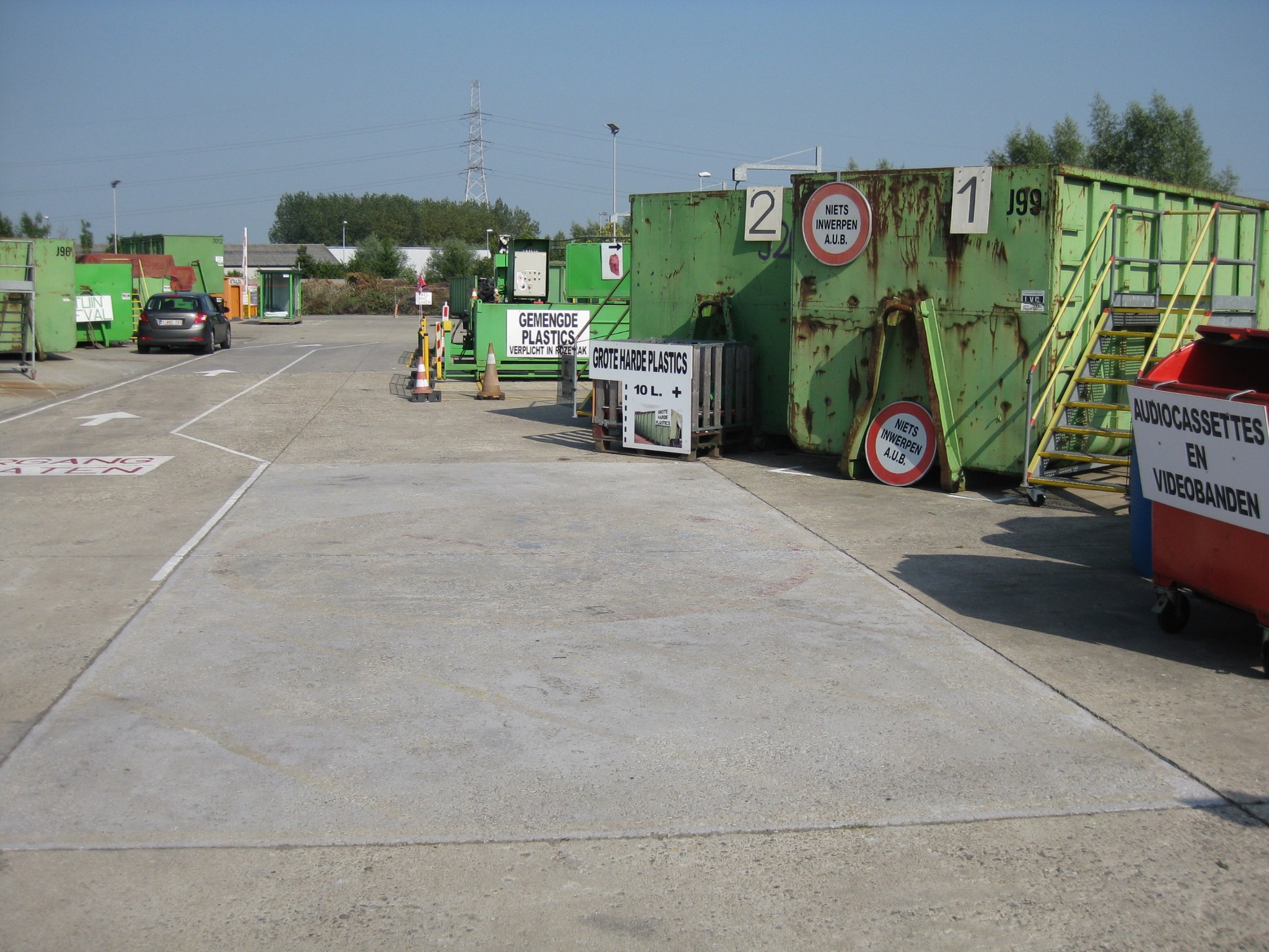 Container en rijstrook van het Recyclagepark Sint-Amands
