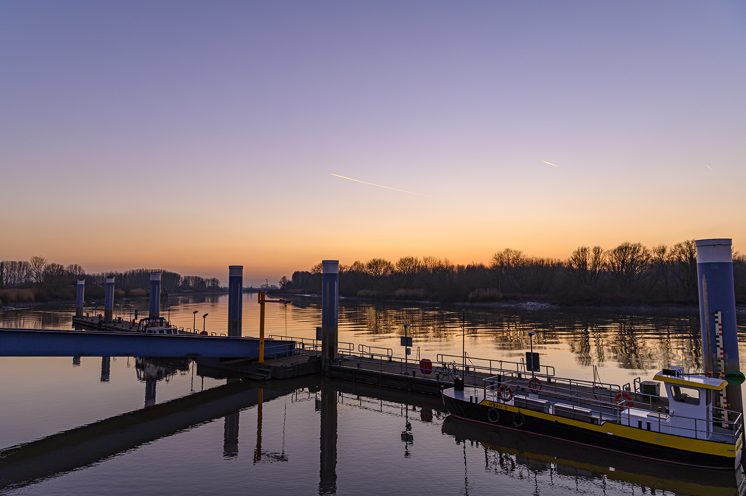 Kaai in Sint-Amands bij zonsondergang