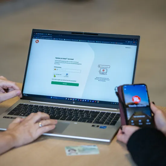 laptop en smartphone met itsme
