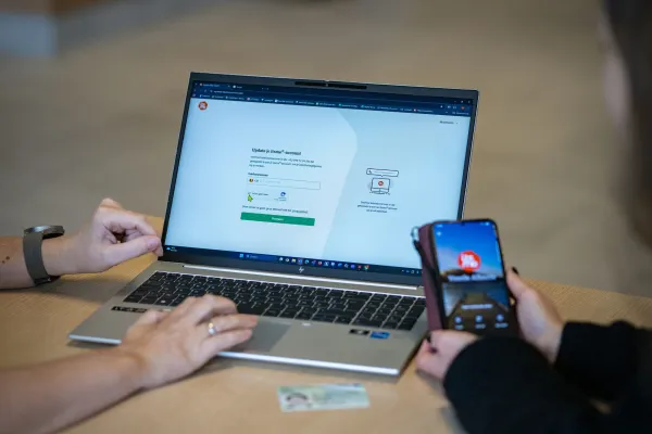 laptop en smartphone met itsme