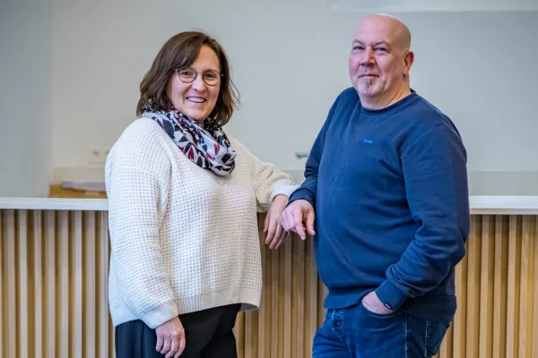 Kristien en Bart leunen op toog in LippeLof