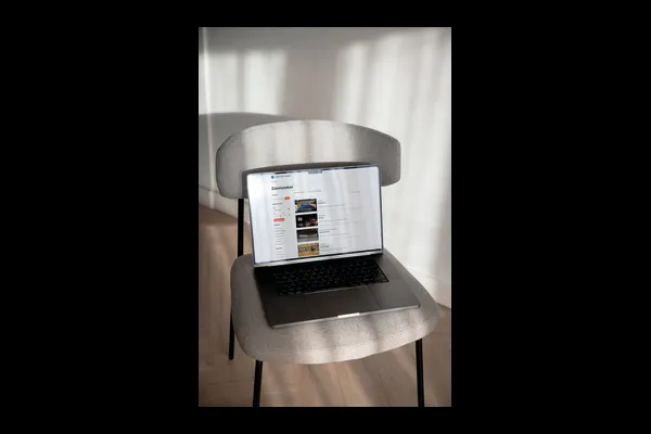Laptop op een stoel