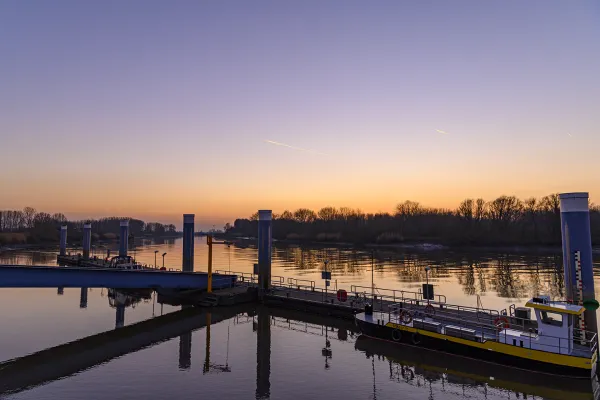Kaai in Sint-Amands bij zonsondergang