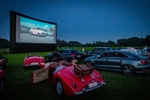 oldtimer auto voor groot filmscherm in Park Fort Liezele