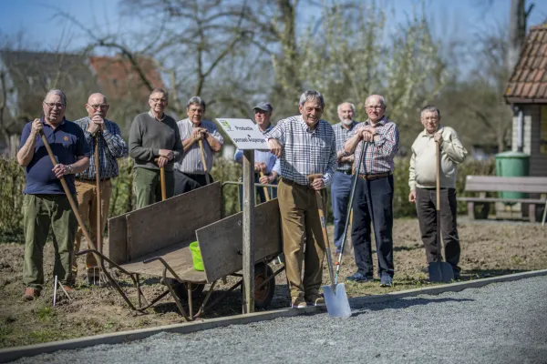 Groepsfoto van de Vriendenkring in Hof van Coolhem