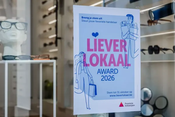 Affiche Liever Lokaal Award op etalageraam