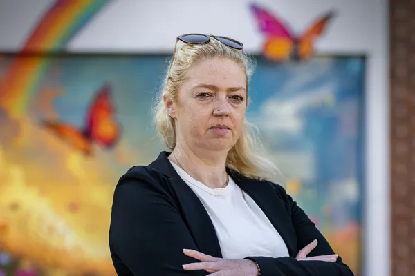 Stefanie Brems voor het huis
