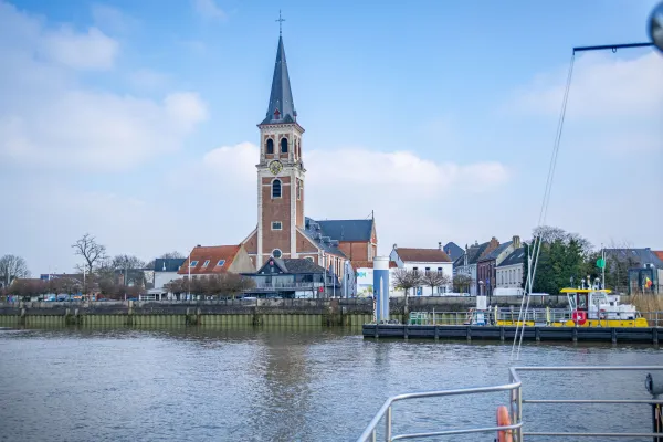 Zicht naar kerk vanop de Schelde 